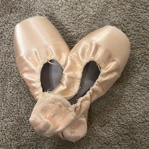 Pointe shoes for crafts